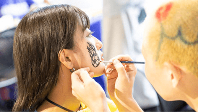 メイク＆ヘアカラーで「モンスターズ」に変身！